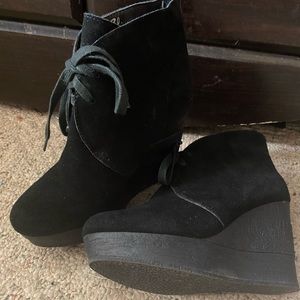 Snicca black suede like wedges